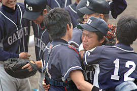 抱き合う選手たち