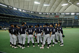 東京ドームのグラウンドに立つ学園大の選手たち