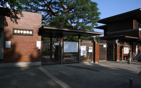 <?php print($TITLE); ?>” /></a><br />こちらが京都市動物園</div>
<p>このように世界中から注目を浴びる京都に、また注目を集める新たなスポットが登場しましたので、みなさんに紹介すべく早速行ってきました。そんな今、注目のスポットとはなにを隠そうなんと！　「京都市動物園」です。「んえぇ?っ!?」と思う方も多いのではないでしょうか。それもそのはず、ほ乳類・鳥類・は虫類・両生類併せて 170 種を飼育し、毎日家族連れを中心に多くの人訪れる京都市動物園。同動物園は開園から 100 余年も経つ伝統ある動物園で、京都市民であれば一度は行ったことのあるほどのメジャーなレジャースポットです。</p>
<div class=